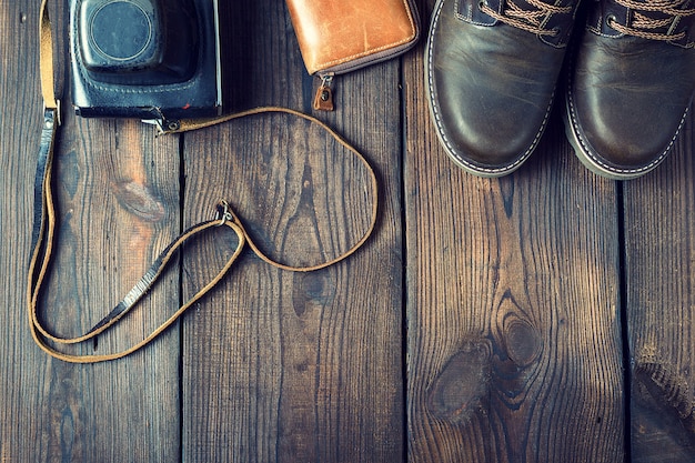 Paar lederen bruine schoenen en een oude vintage camera