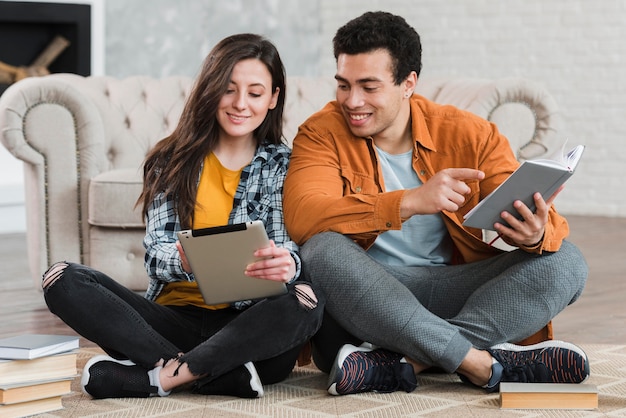 Paar lezen van een boek en van een tablet