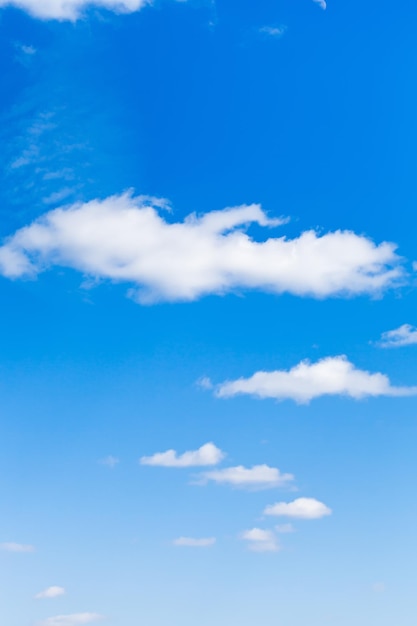 Paar lichte wolken in blauwe lucht