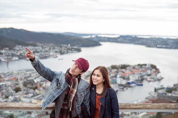 Paar liefde geniet van reizen in Bergen, Noorwegen