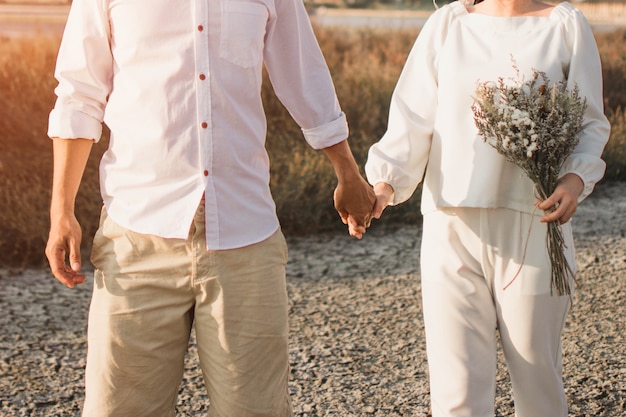 paar liefde lopen en hand bij elkaar te houden