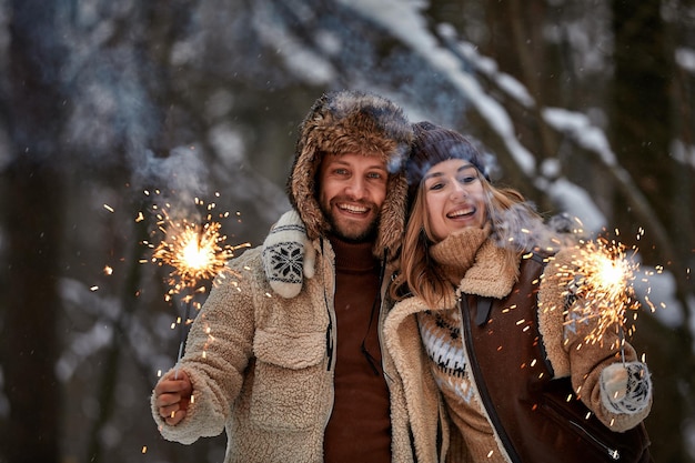 Paar liefdesverhaal in sneeuwbos kussen en sterretjes vasthouden Paar in de winter natuur Paar vieren Valentijnsdag datum