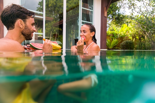 Foto paar liefhebbers in een prachtige villa met zwembad