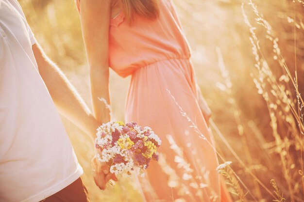 Paar liefhebbers knuffelen en zoenen in het park bij zonsondergang love jeugd geluk concept