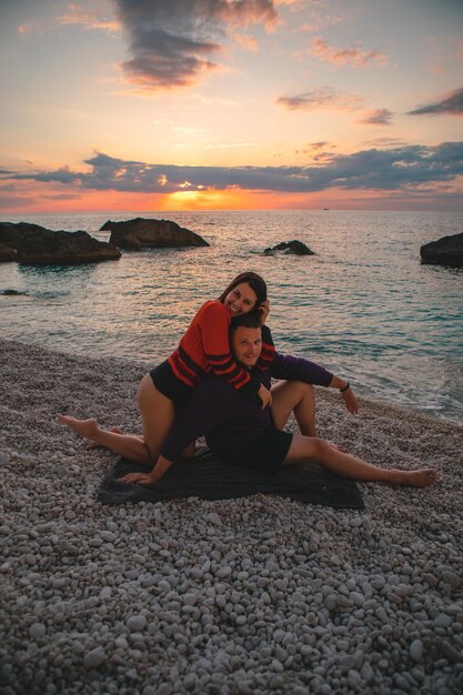 Paar liefhebbers op het strand genieten van tijd samen en zonsondergang boven de zee Griekenland vakantie Lefkada eiland