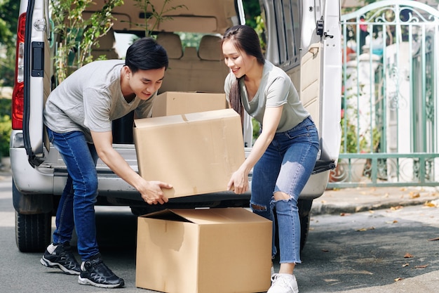 Paar lossen vrachtwagen