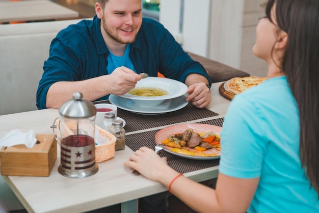 Paar lunchen samen in winkelcentrum café. afspraakje praten. relatie