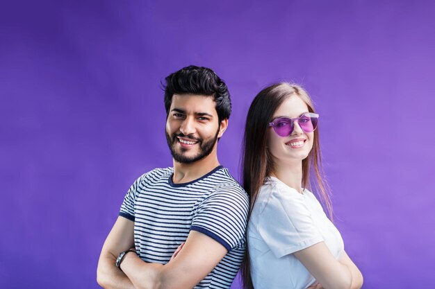 Paar man en meisje met een zonnebril die achteruit staat en glimlacht