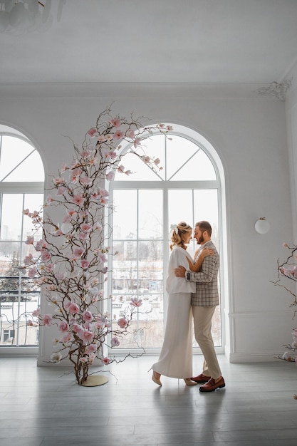 paar man en vrouw bij het raam op de trouwdag familieportret Valentijnsdag