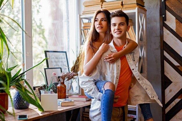 Paar man en vrouw gek rond in de kamer met boeken