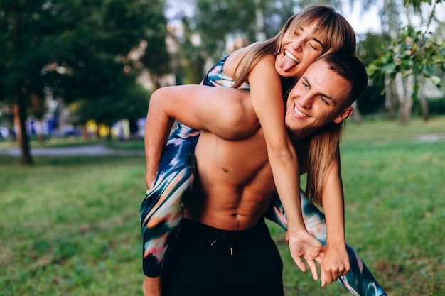 Paar man en vrouw hebben een leuke tijd in het park buiten