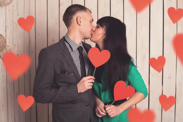 Paar man en vrouw met vorm van rood hart. Liefde op Valentijnsdag.