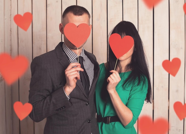 Paar man en vrouw met vorm van rood hart. Liefde op Valentijnsdag.