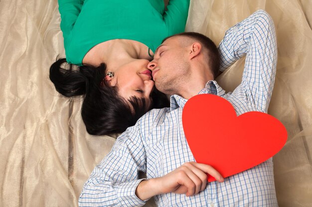 Paar man en vrouw met vorm van rood hart. Liefde op Valentijnsdag.