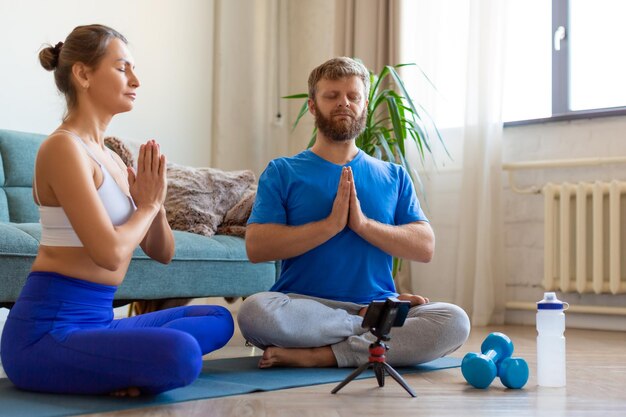 Paar mediteren thuis met online yoga-tutorial online yogales