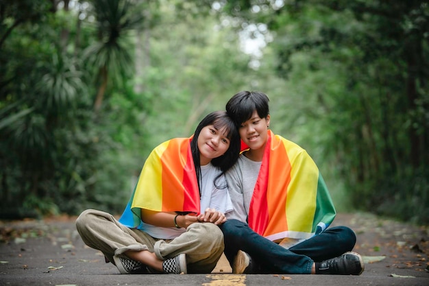 Paar meisje met girlLGBT Pride maand concept Aziatische knappe mannelijke make-up en slijtage vrouw clothGay Freedom DayPortrait van niet-binaire op witte achtergrond