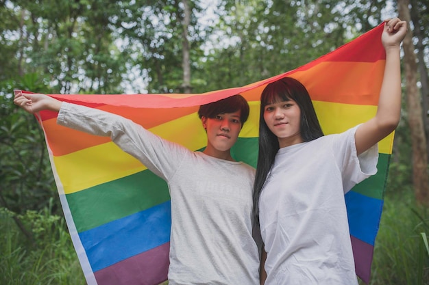 Paar meisje met girlLGBT Pride maand concept Aziatische knappe mannelijke make-up en slijtage vrouw clothGay Freedom DayPortrait van niet-binaire op witte achtergrond