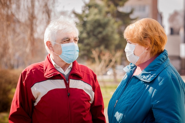 Paar mensen in beschermende maskers