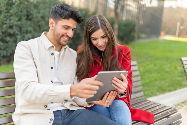 Paar met behulp van een tablet buitenshuis