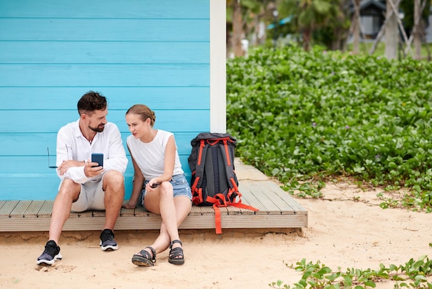 Paar met behulp van mobiele telefoon buitenshuis