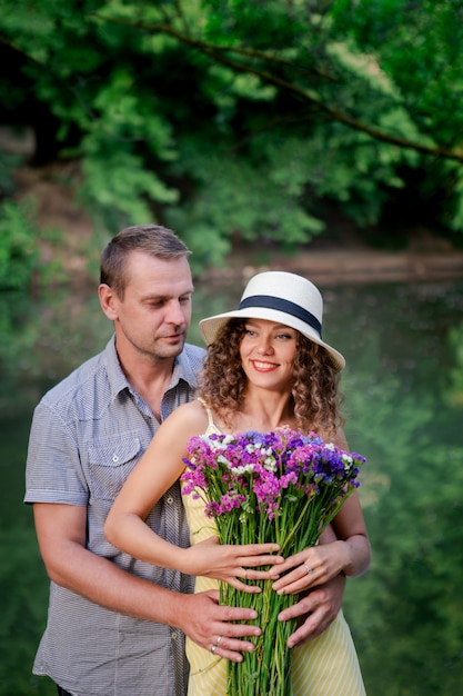 Paar met een boeket bloemen