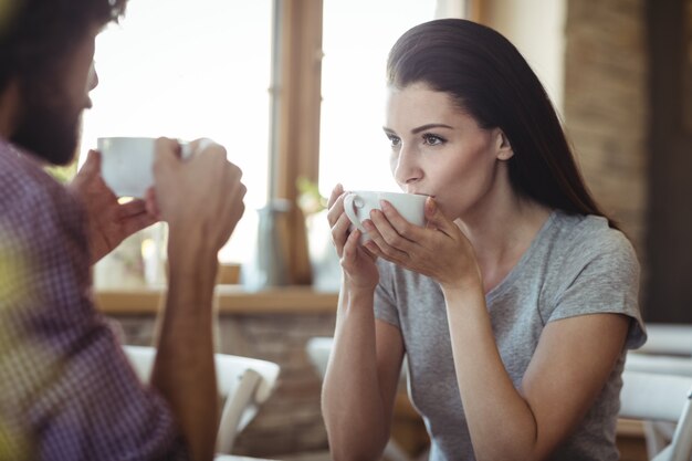 Paar met een kopje koffie