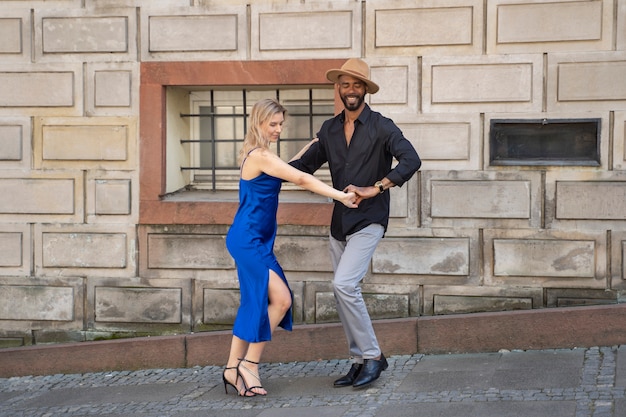 Paar met een latin dansvoorstelling in de stad