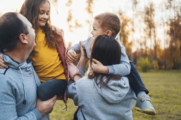 Paar met twee kinderen die samen tijd doorbrengen met de familiedag