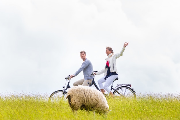 Paar met zeekust fietstocht bij steiger