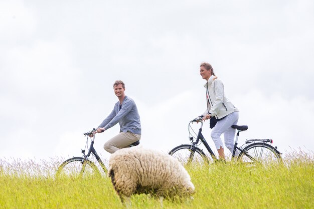 Paar met zeekust fietstocht bij steiger