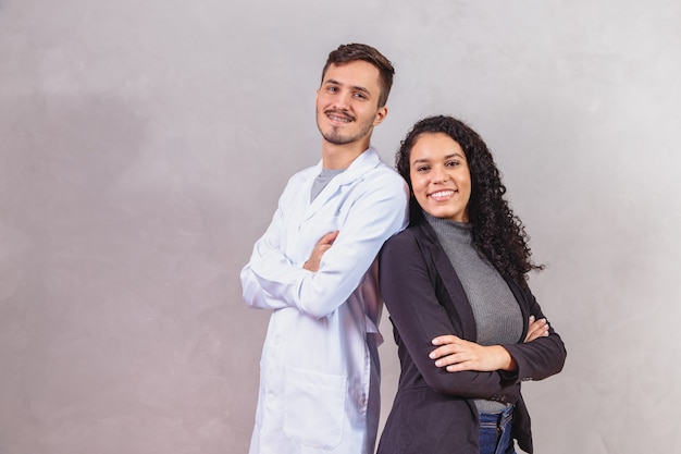 Paar minnaars in verschillende beroepen, hij is een dokter en zij is een zakenvrouw