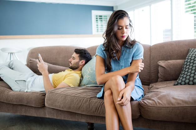 Paar negeren elkaar in de huiskamer