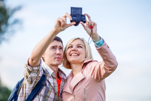 Paar nemen een selfie op camera in park