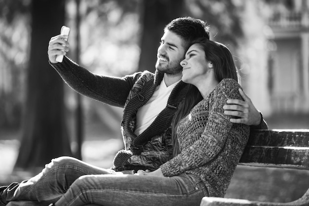 Paar nemen van een Selfie op Outdoor In Park