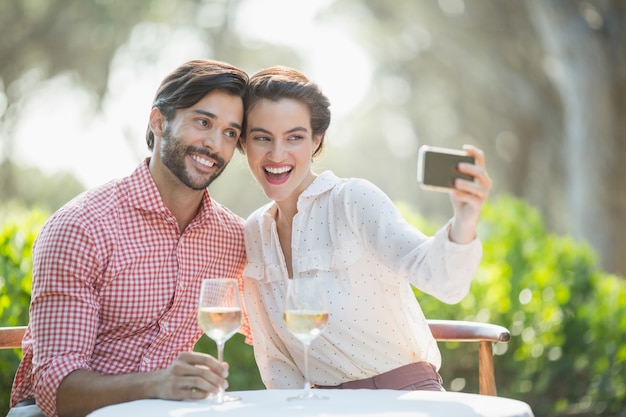 Paar nemen van een selfie