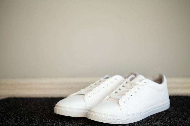 Foto paar nieuwe stijlvolle witte sneakers