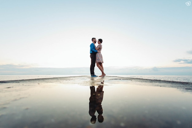 Paar omarmen op een strand