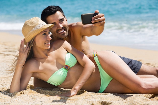 Paar ontspannen op het strand