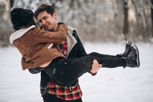 Paar op de dag van de valentijnskaart in de winterbos