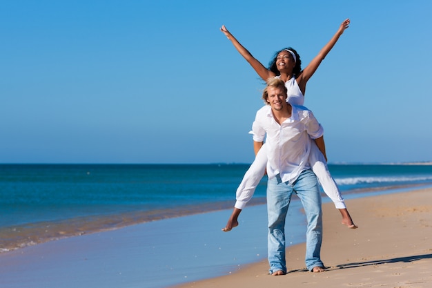 Paar op zonnig strand in de zomer