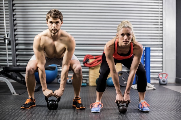 Paar opheffende domoren samen bij crossfitgymnastiek