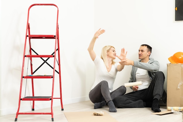 Paar opknappen huis, paar maakt reparaties in het appartement.