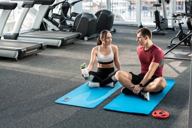 Paar opleiding samen in de sportschool