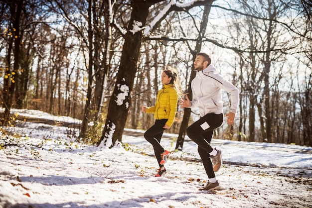 Paar opwarmen voordat u in de natuur loopt. Winter en koud weer.