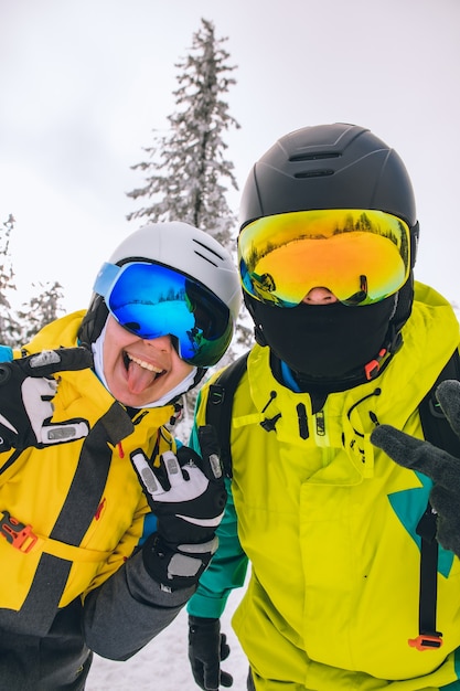 Paar plezier in ski resort vrouw die lacht met uitgestoken tong