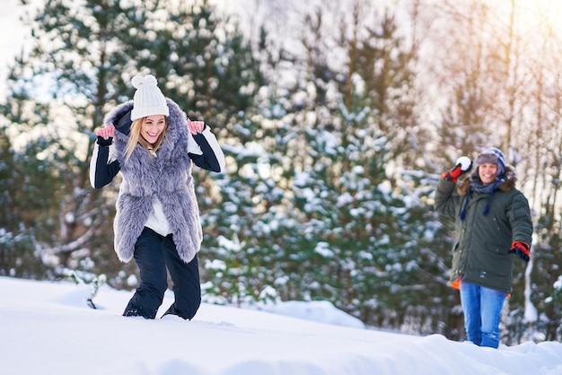 Paar plezier in winterlandschap en sneeuw. Hoge kwaliteit foto