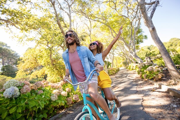 Paar plezier tijdens het fietsen in het park