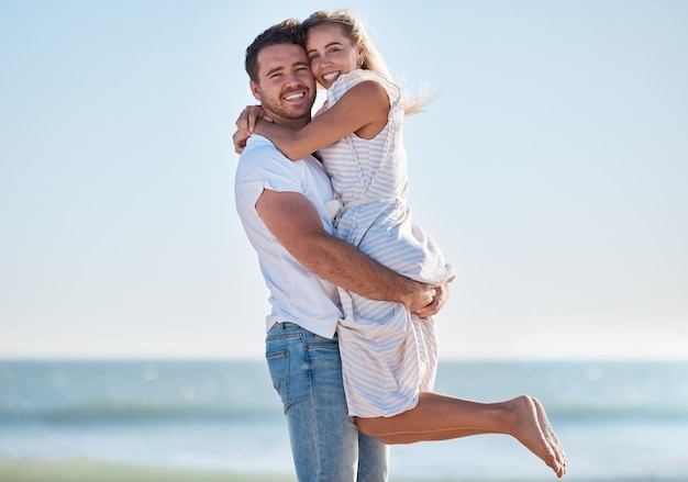 Paar portret liefde en strand vakantie reizen en vrijheid in de zomer gelukkige glimlach en vrijheid in hawaï Blauwe lucht natuur en knuffel met man vrouw en vakantie samen op oceaan zee en gelukkig paar