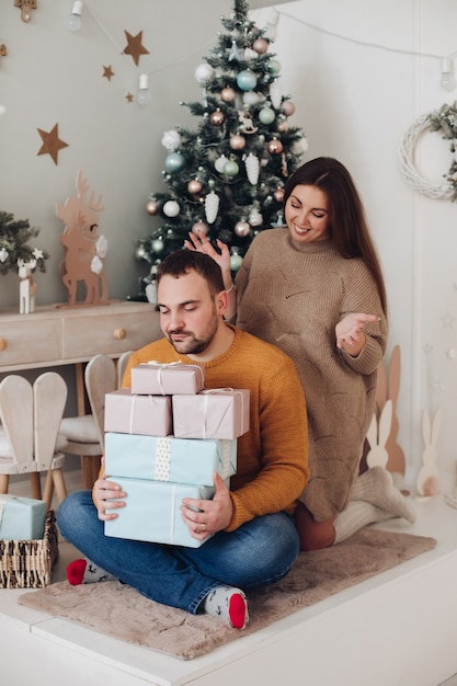 Paar poseren op eerste kerstdag