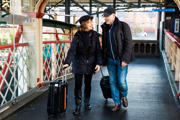 Foto paar reizen in een trein